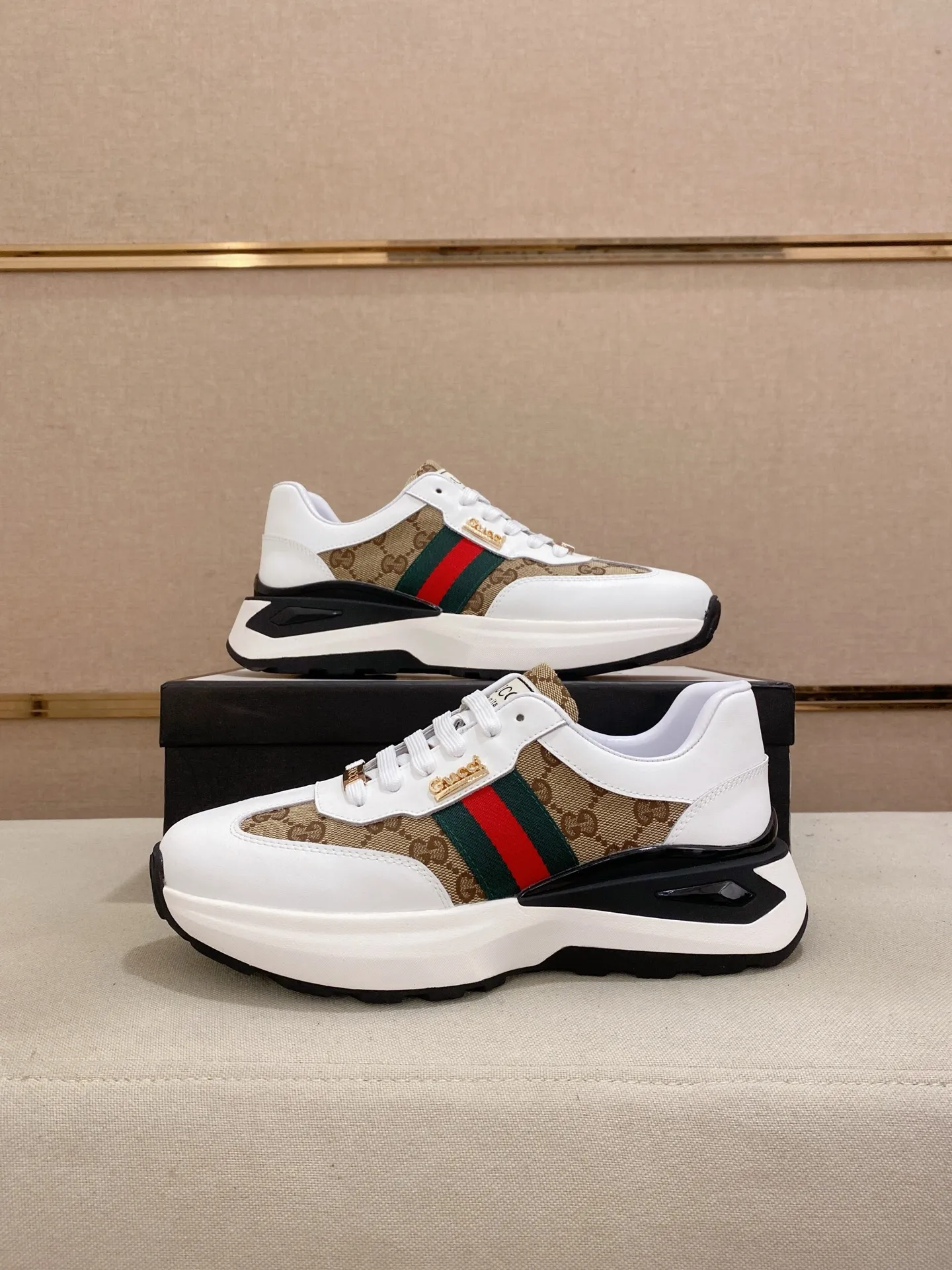 Men's shoes 💰 462💰The new GUCCI (Gucci) counters are launched simultaneously. The new men's shoes, 😘fabrics are selected from imported cowhide, and the lining is sheepskin lining. 👍🏿 High-end ☄️ air-cushion molded anti-slip rubber outsole, exquisite lines, simple and elegant, comfortable and high-end for leisure travel. Code number: 38 to 44 (45 can be customized and cannot be returned or exchanged)
